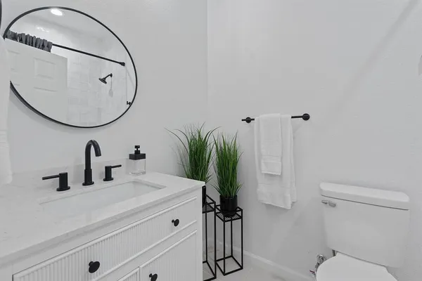 $1,800 | 738 Chihuahua Street, Lockhart, TX 78644