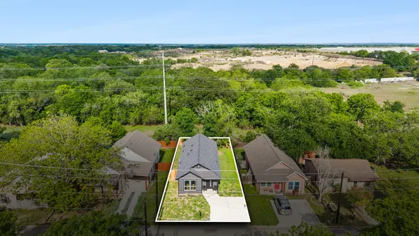 $1,800 | 738 Chihuahua Street, Lockhart, TX 78644