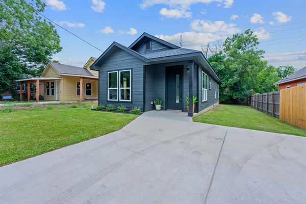 $1,800 | 738 Chihuahua Street, Lockhart, TX 78644