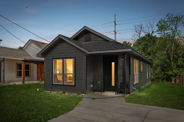 $1,800 | 738 Chihuahua Street, Lockhart, TX 78644