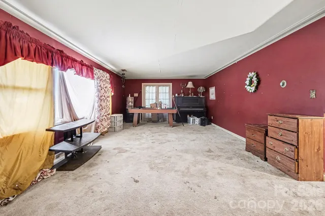 a view of livingroom with furniture