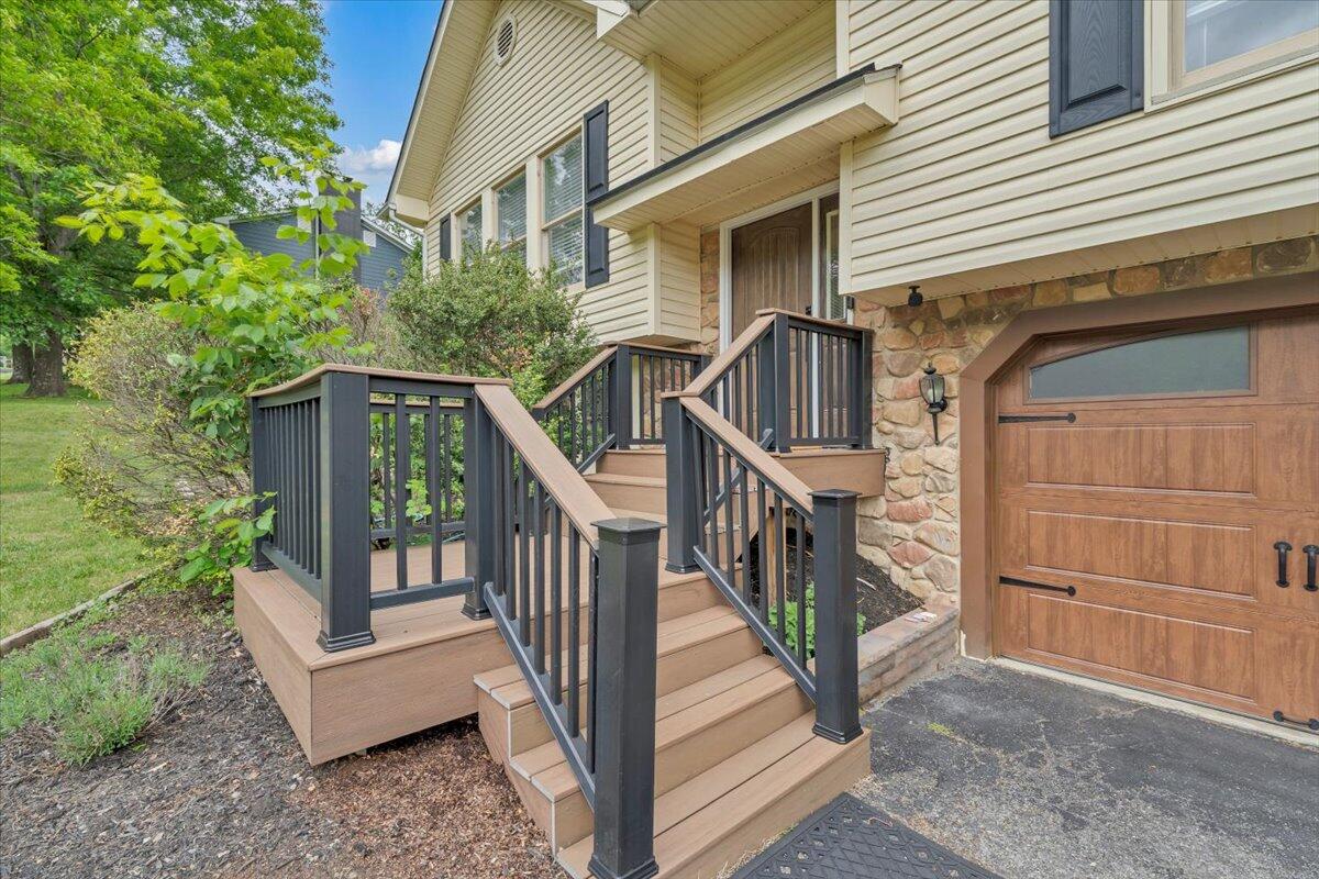 7851 Cedar Edge Road Roanoke, VA 24018 - Photo 2 of 44 a view of a house with backyard and wooden fence