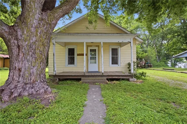 $49,900 | 725 South Iowa Street, Ashmore, IL 61912