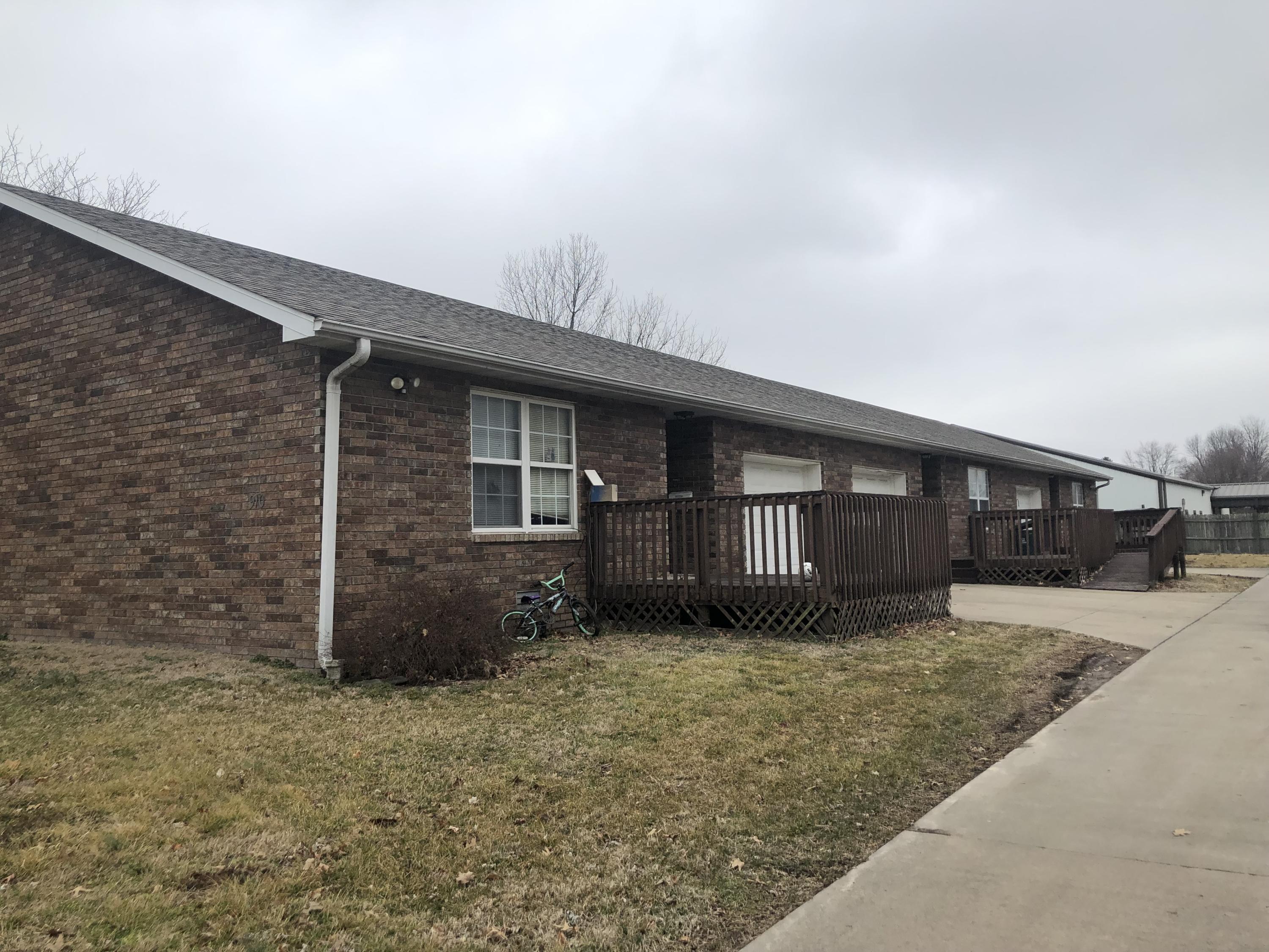 910 East Sycamore Street Monett, MO 65708 - Photo 1 of 1 IMG_9106
