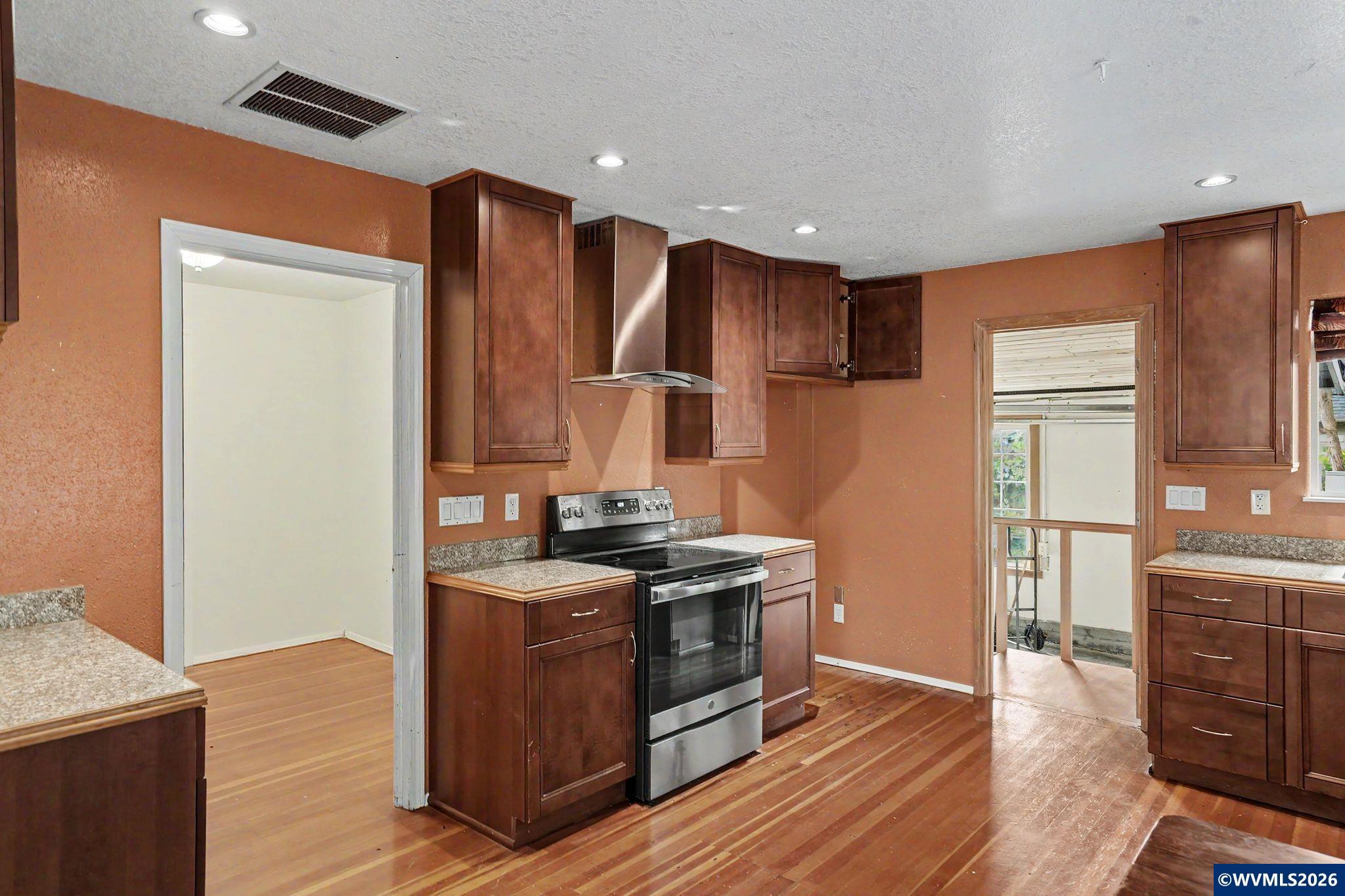508 South 2nd Street Silverton, OR 97381 - Photo 8 of 29