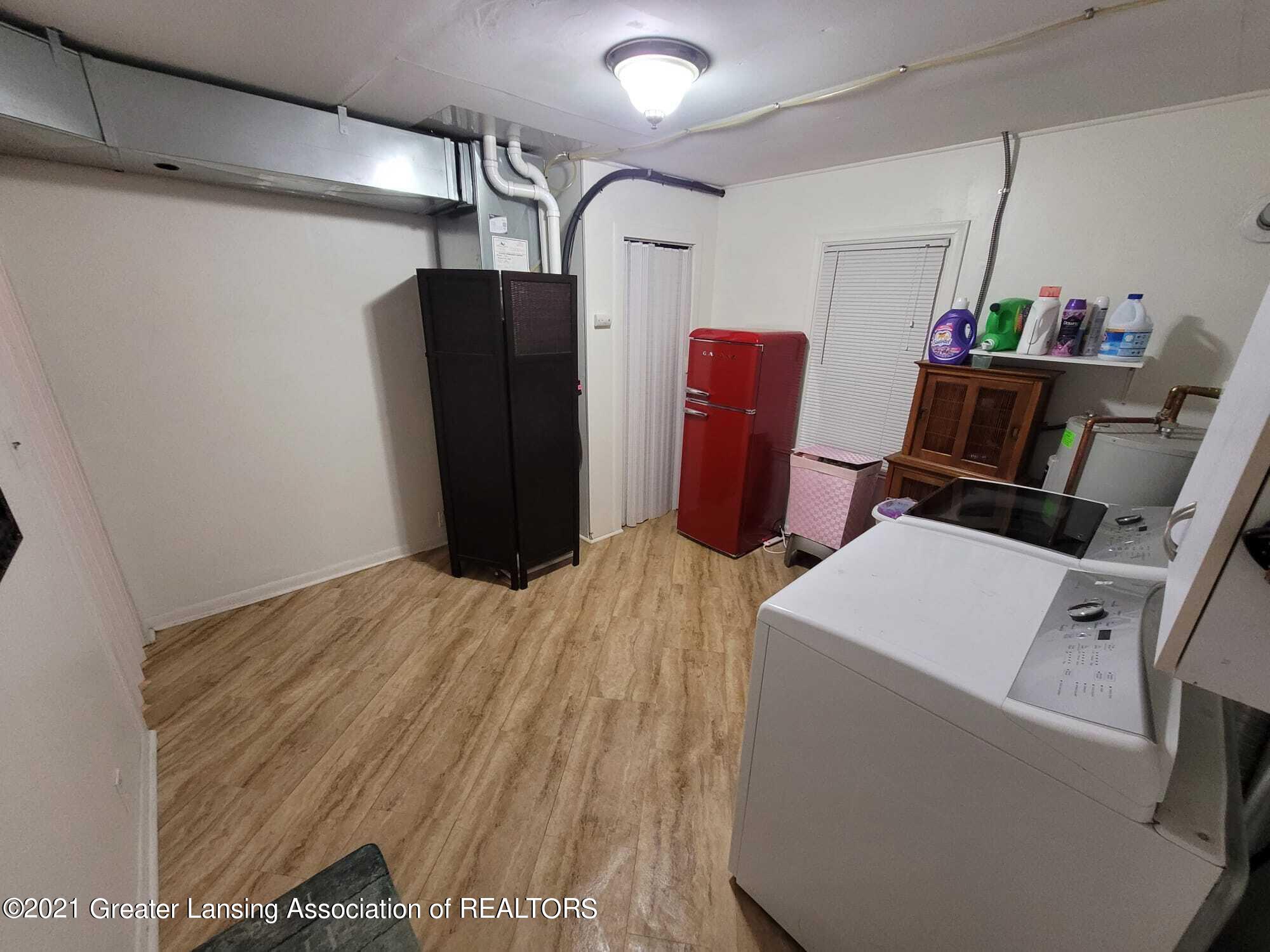6433 Sommerset Road Lansing, MI 48911 - Photo 18 of 38 Laundry room