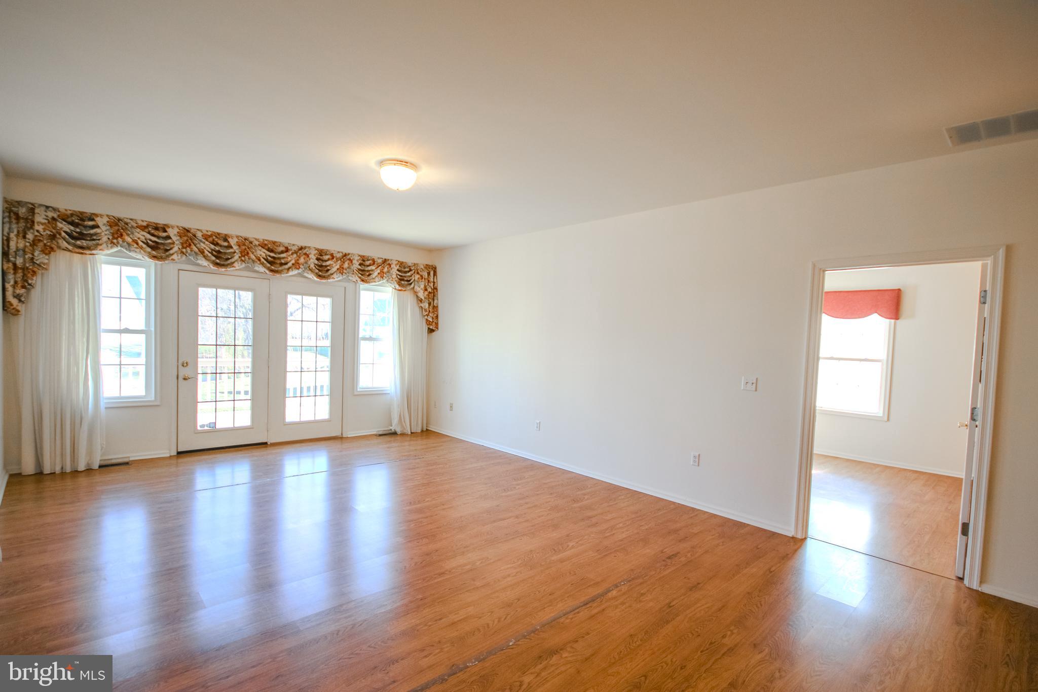 918 Winding Way Salisbury, MD 21804 - Photo 3 of 49 Living room