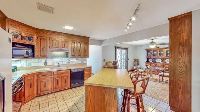 $1,000,000 | 242 Eastwood Drive, Westfield, MA 01085