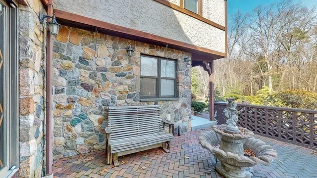 $1,000,000 | 242 Eastwood Drive, Westfield, MA 01085