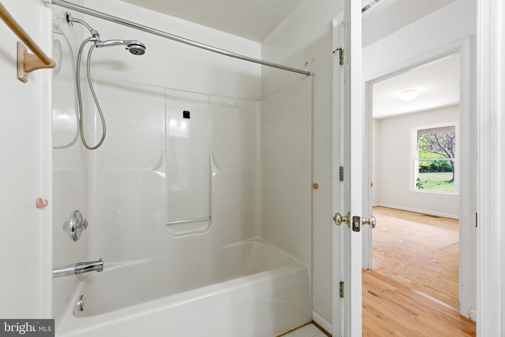 4004 Indian Run Road Amissville, VA 20106 - Photo 19 of 52 Full Hall Bath