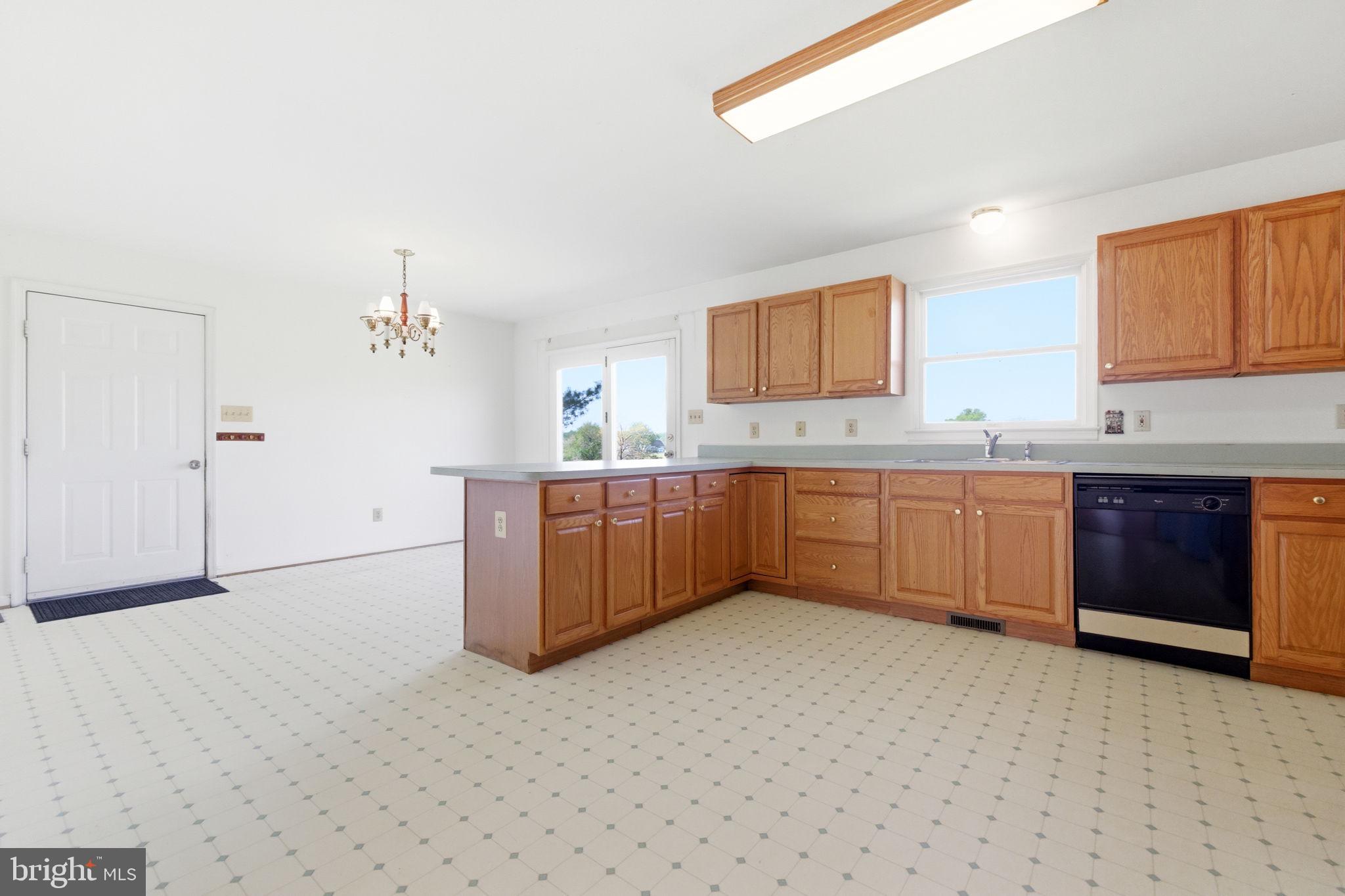 4004 Indian Run Road Amissville, VA 20106 - Photo 4 of 52 Large kitchen with table area, ample countertop