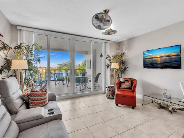 $902,000 | 2700 North Federal Highway, Unit 505, Boynton Beach, FL 33435