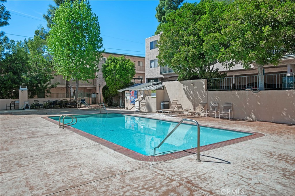 2940 North Verdugo Road, Unit 214 Glendale, CA 91208 - Photo 9 of 10 a view of a backyard with swimming pool