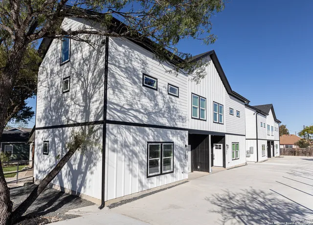 $1,900 | 327 Bee Street, Unit 101, San Antonio, TX 78208