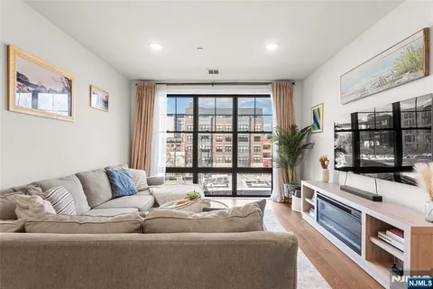 $599,999 | 386 5th Street, Unit 302A, Jersey City, NJ 07302