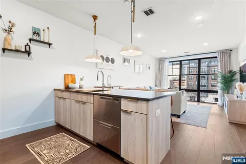 $599,999 | 386 5th Street, Unit 302A, Jersey City, NJ 07302