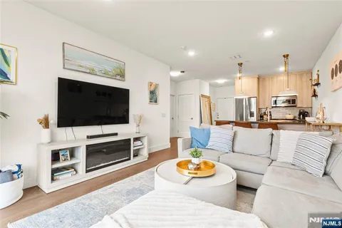 $599,999 | 386 5th Street, Unit 302A, Jersey City, NJ 07302