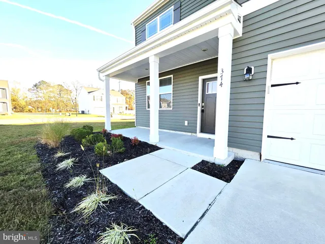 a view of a house with backyard and garden