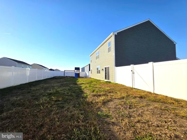 a view of a back yard