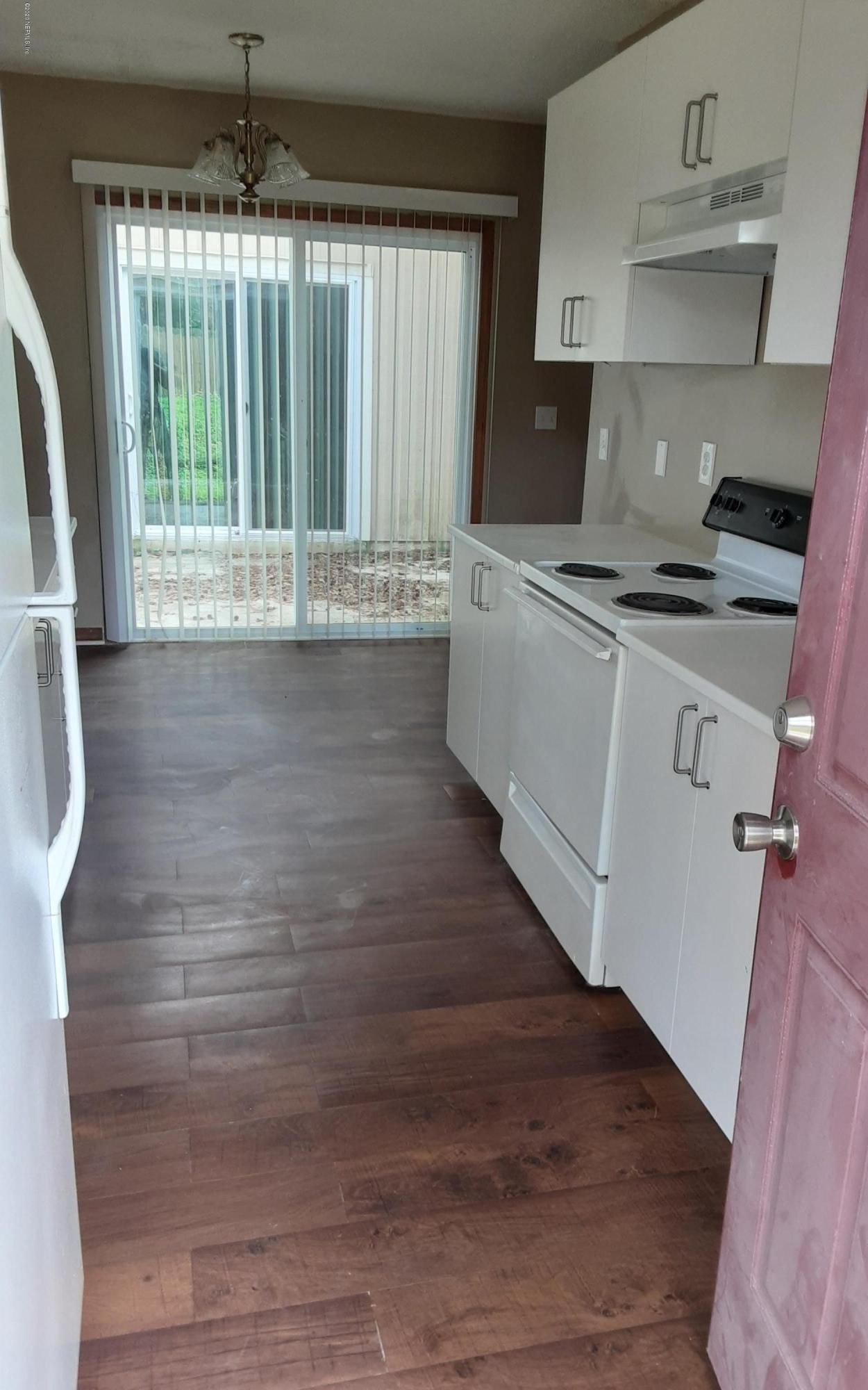 2100 Cornell Road Middleburg, FL 32068 - Photo 19 of 20 a view of kitchen with granite countertop window and refrigerator