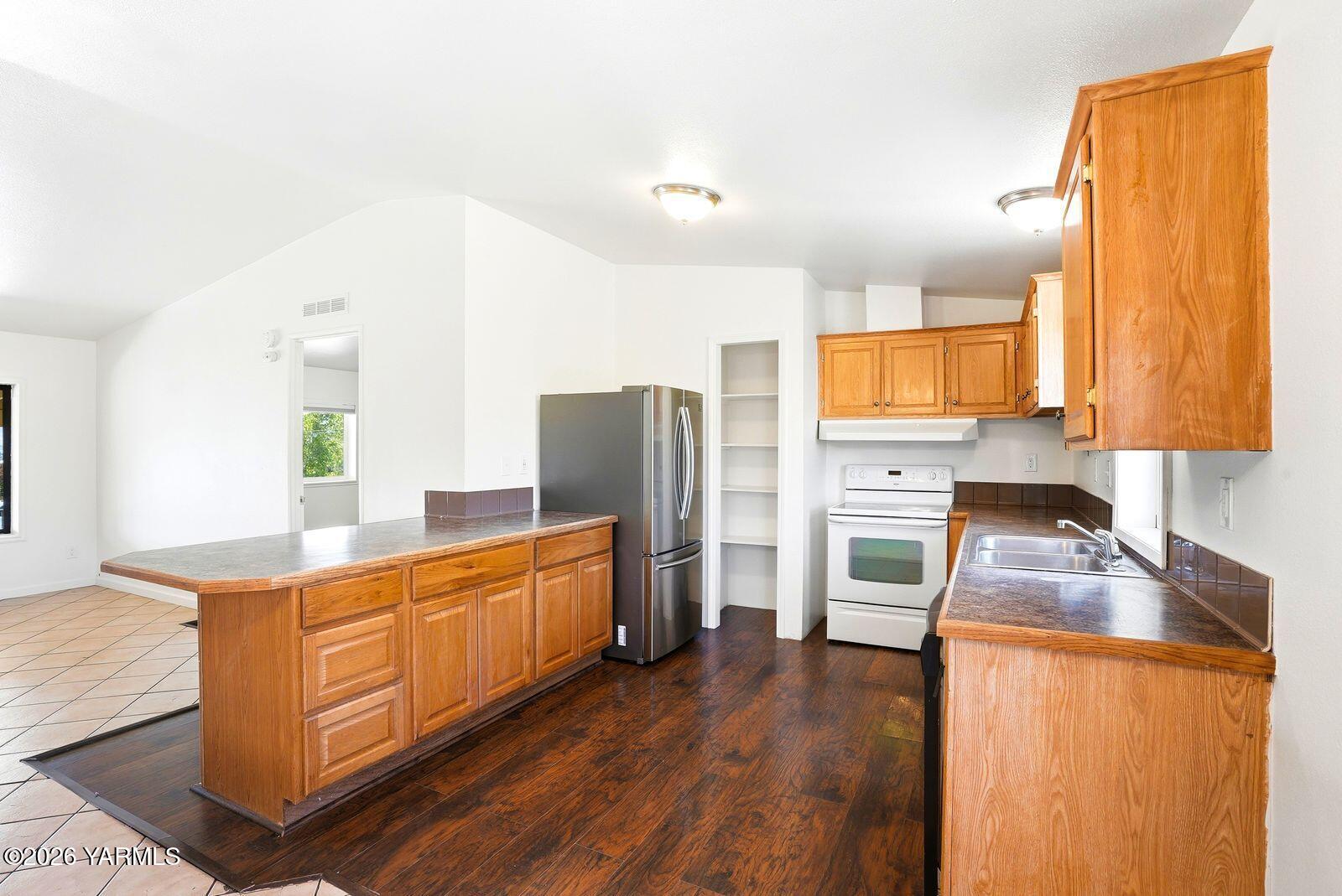 251 Buchanan Road Selah, WA 98942 - Photo 12 of 35 11 Kitchen