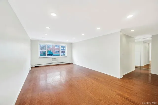 $299,999 | 101 Lincoln Avenue, Unit 1F, Mineola, NY 11501