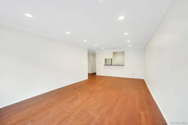 $299,999 | 101 Lincoln Avenue, Unit 1F, Mineola, NY 11501