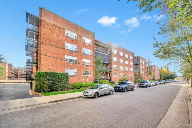 $299,999 | 101 Lincoln Avenue, Unit 1F, Mineola, NY 11501