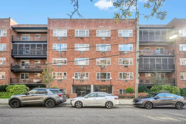 $299,999 | 101 Lincoln Avenue, Unit 1F, Mineola, NY 11501