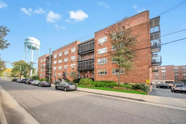 $299,999 | 101 Lincoln Avenue, Unit 1F, Mineola, NY 11501