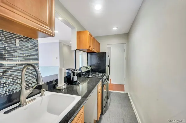 $299,999 | 101 Lincoln Avenue, Unit 1F, Mineola, NY 11501