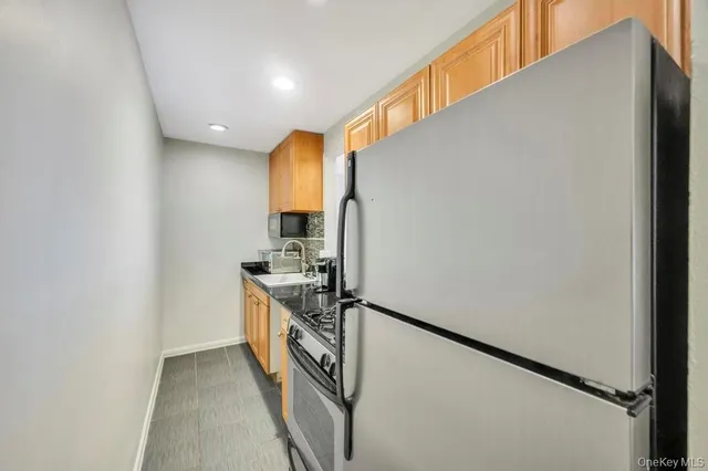 $299,999 | 101 Lincoln Avenue, Unit 1F, Mineola, NY 11501