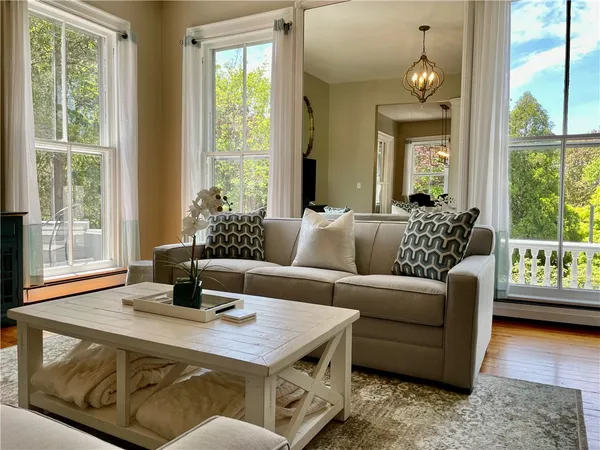 $2,900 | 541 Bellevue Avenue, Unit 4, Newport, RI 02840