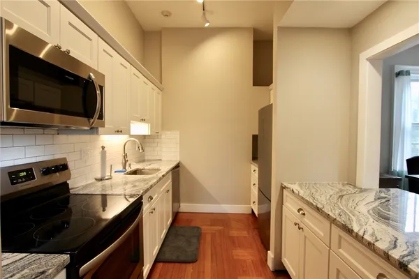 $2,900 | 541 Bellevue Avenue, Unit 4, Newport, RI 02840