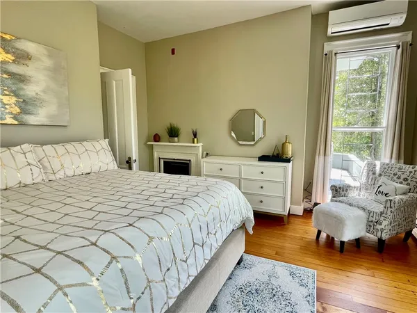 $2,900 | 541 Bellevue Avenue, Unit 4, Newport, RI 02840