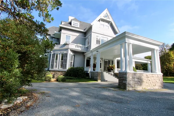 $2,900 | 541 Bellevue Avenue, Unit 4, Newport, RI 02840