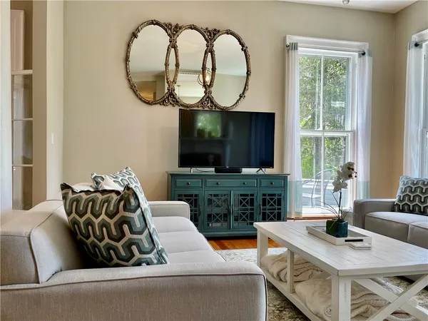 $2,900 | 541 Bellevue Avenue, Unit 4, Newport, RI 02840