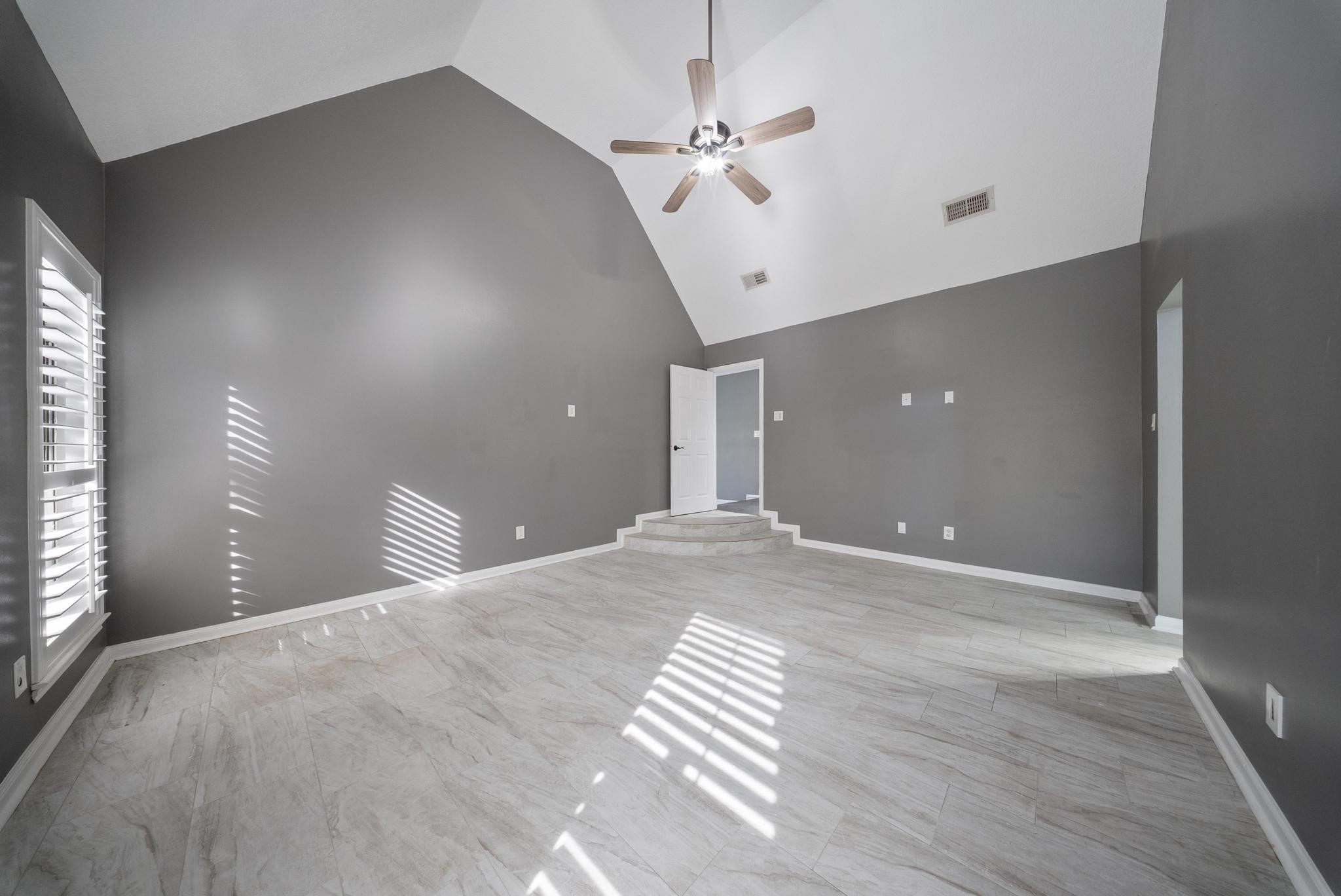 11626 Taos Lane Houston, TX 77070 - Photo 19 of 32 a view of a livingroom with a ceiling fan and window