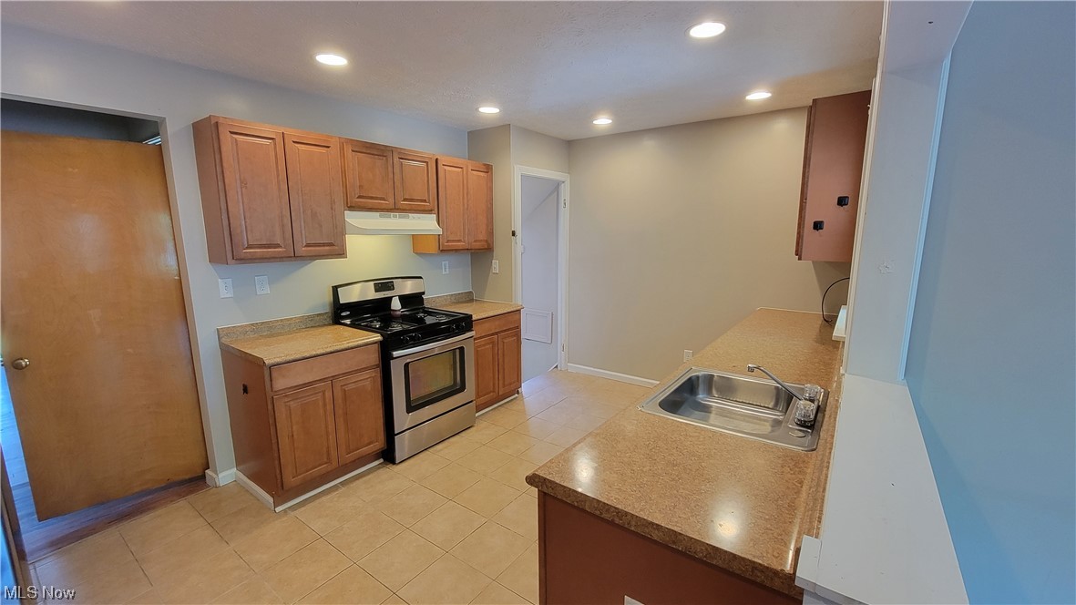 1267 Winston Road Cleveland, OH 44121 - Photo 2 of 15