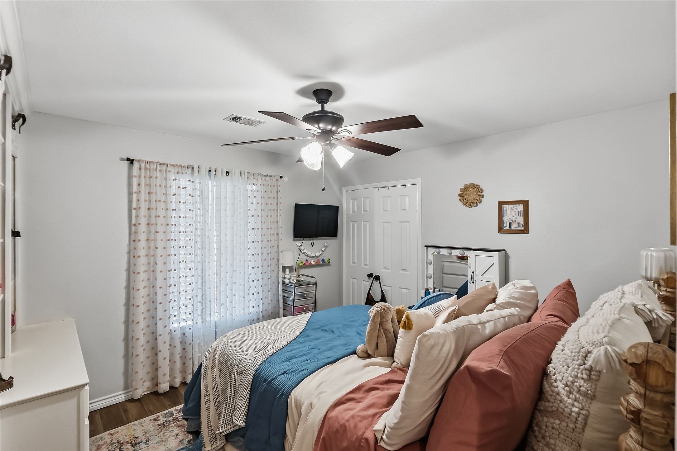 906 Standley Road Madisonville, TX 77864 - Photo 21 of 40 a bedroom with a large bed and a ceiling fan