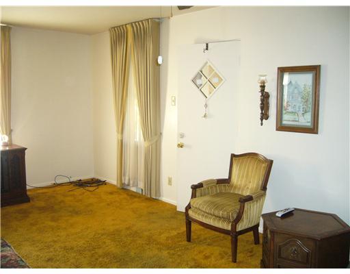 30 Community Springs Drive Rochester, PA 15074 - Photo 2 of 9 Living Room. Large living room, with plenty of space for entertaining.