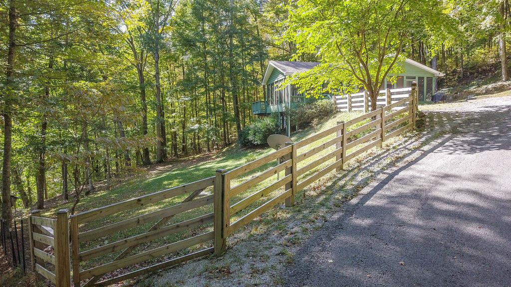 3166 Mt Union Road Byrdstown, TN 38549 - Photo 5 of 29 a view of a house with a yard