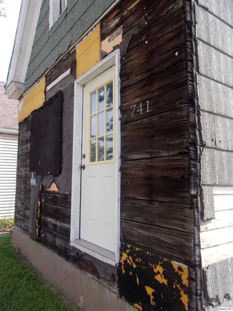 a view of yard with pathway