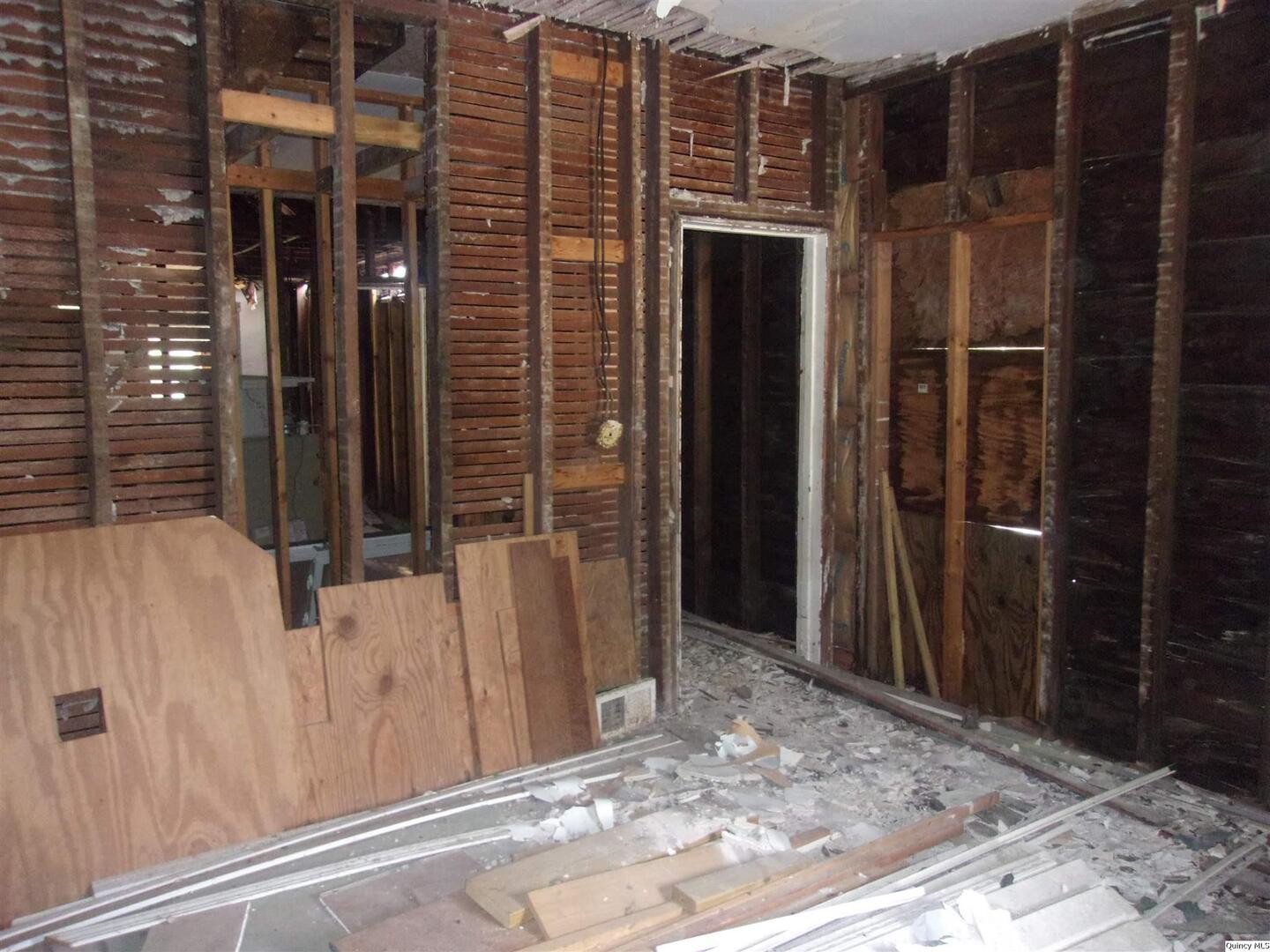 741 South 14th Street Quincy, IL 62301 - Photo 6 of 11 a view of elevator