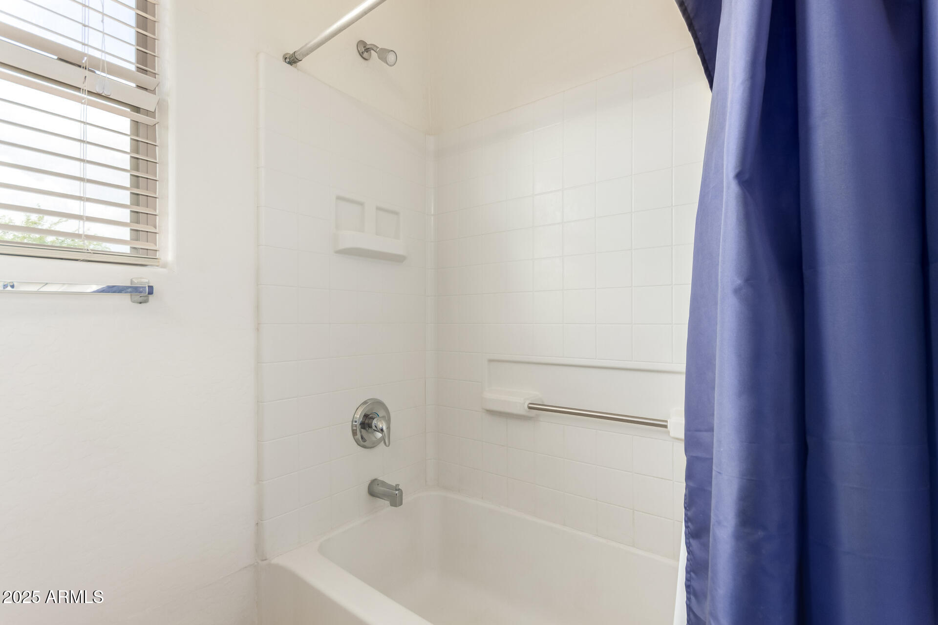 44922 Alamendras Street Maricopa, AZ 85139 - Photo 19 of 26 a bathroom with a bathtub