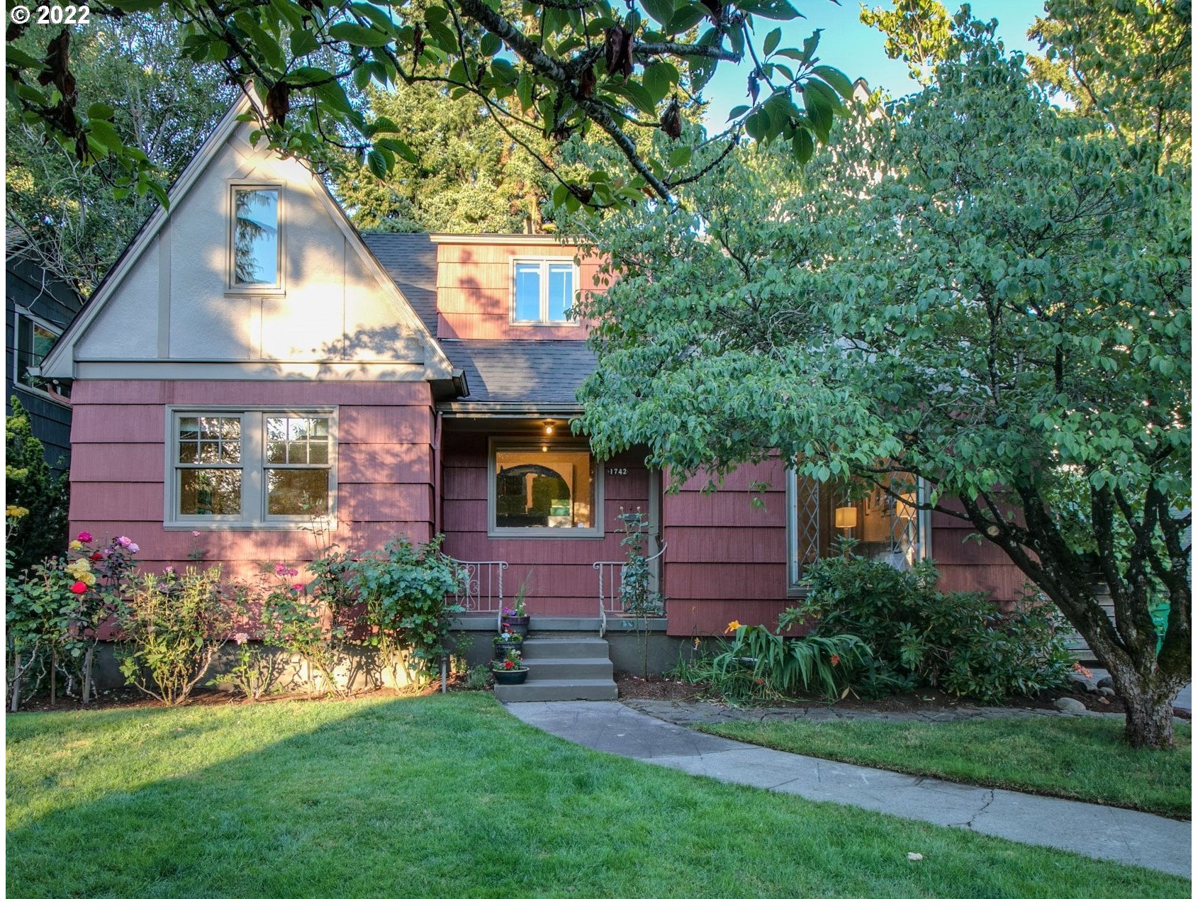 a view of a yard in front of house