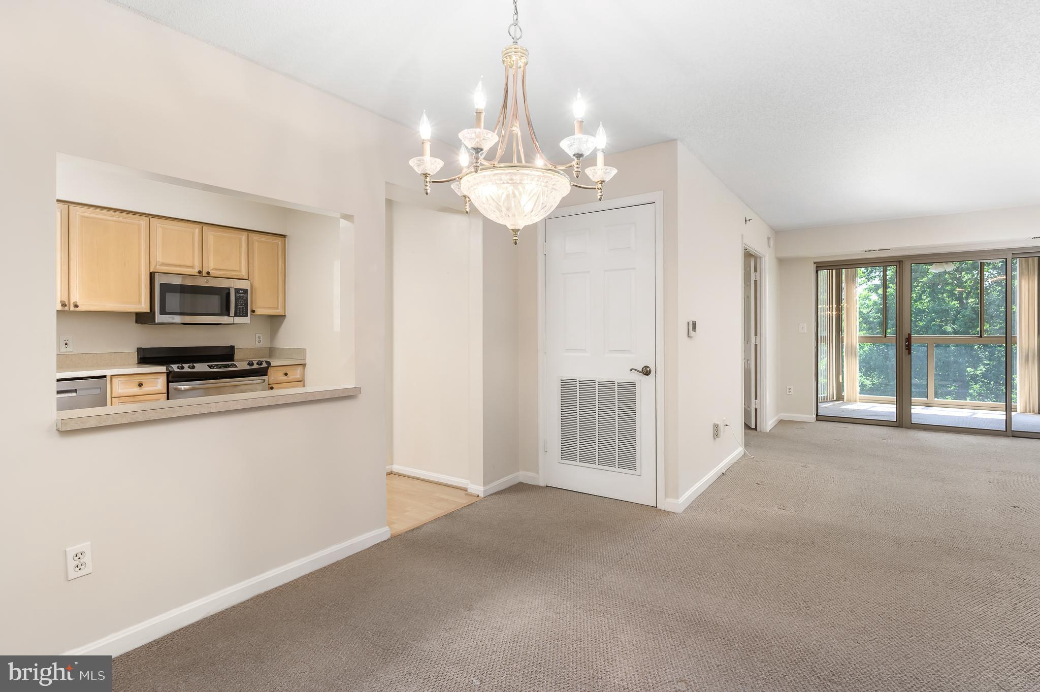 19385 Cypress Ridge Terrace, Unit 519 Leesburg, VA 20176 - Photo 7 of 43 Dining Area