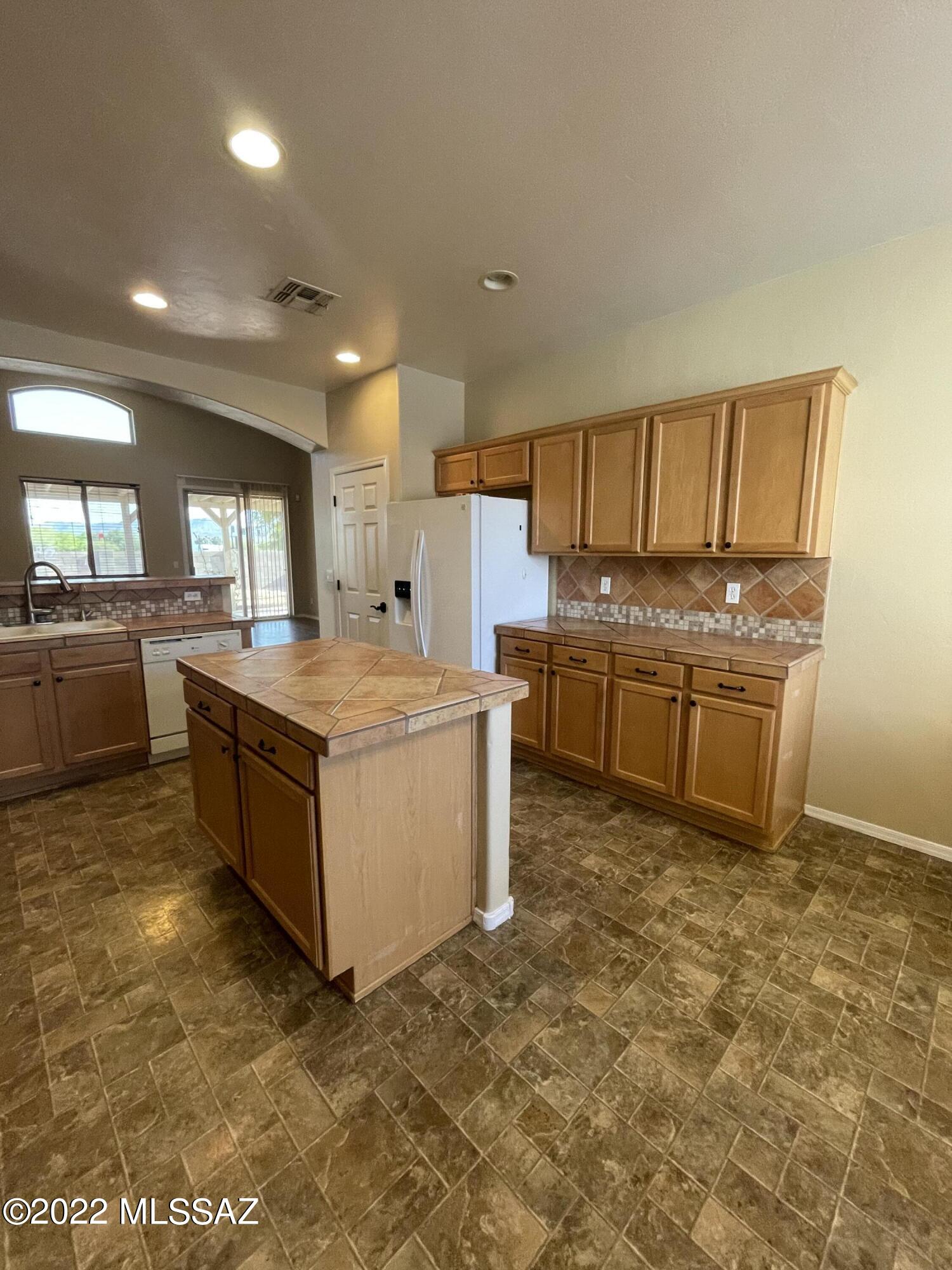 5571 West Red Rock Ridge Street Tucson, AZ 85742 - Photo 5 of 9