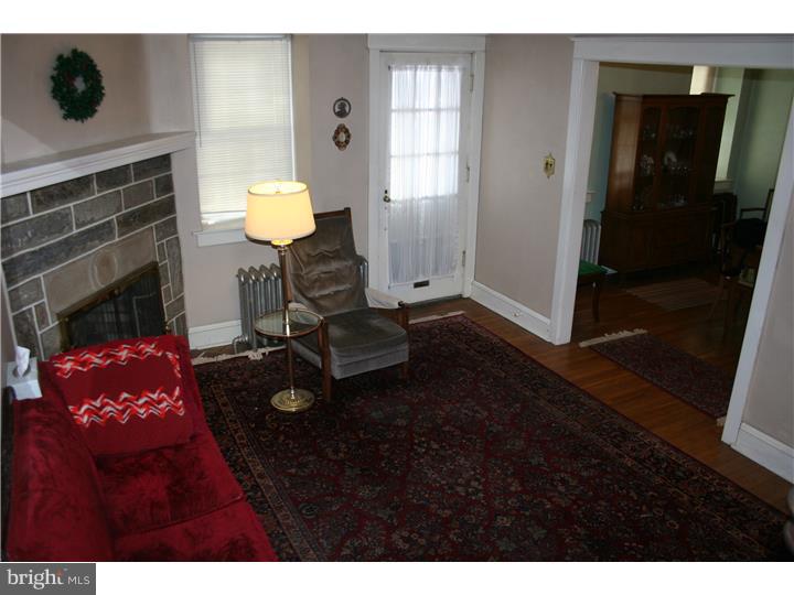 106 Glendale Road Upper Darby, PA 19082 - Photo 9 of 23 Living Room
