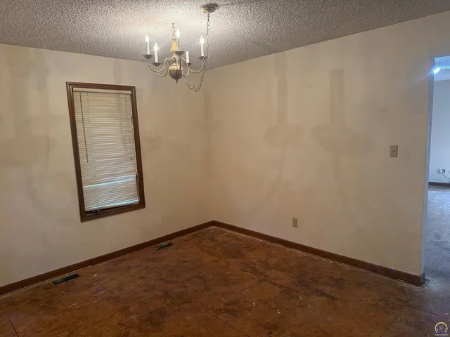 $229,900 | 2509 Southwest Staffordshire Road, Topeka, KS 66614